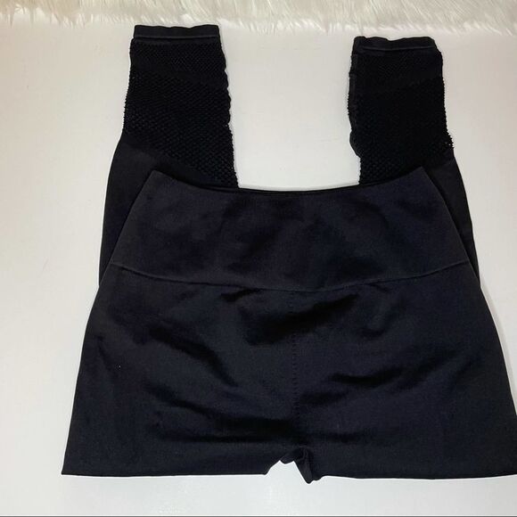 Fabletics Crop Capri Workout Leggings Black size XS - Picture 4 of 8